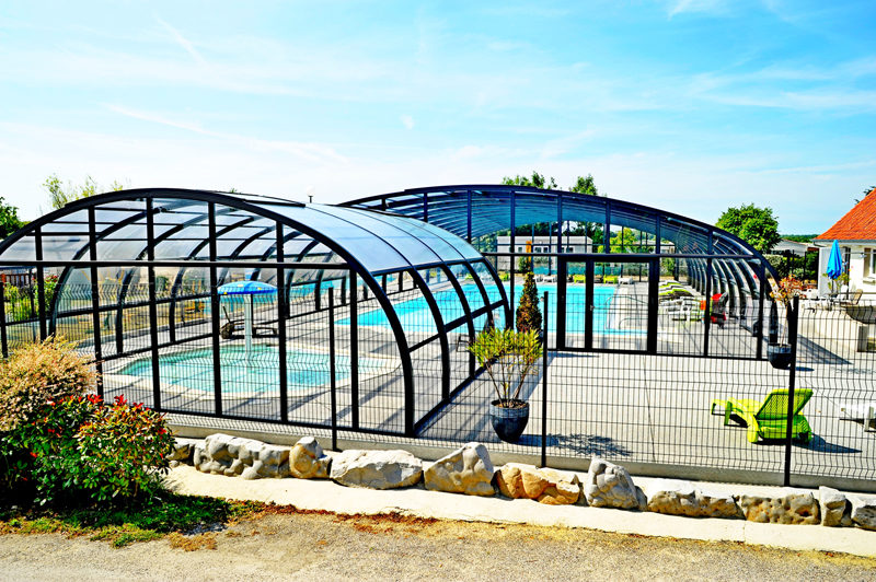 Piscine 21 x 7 au camping Espace Vert des Trémières à Saint Quentin en Tourmont